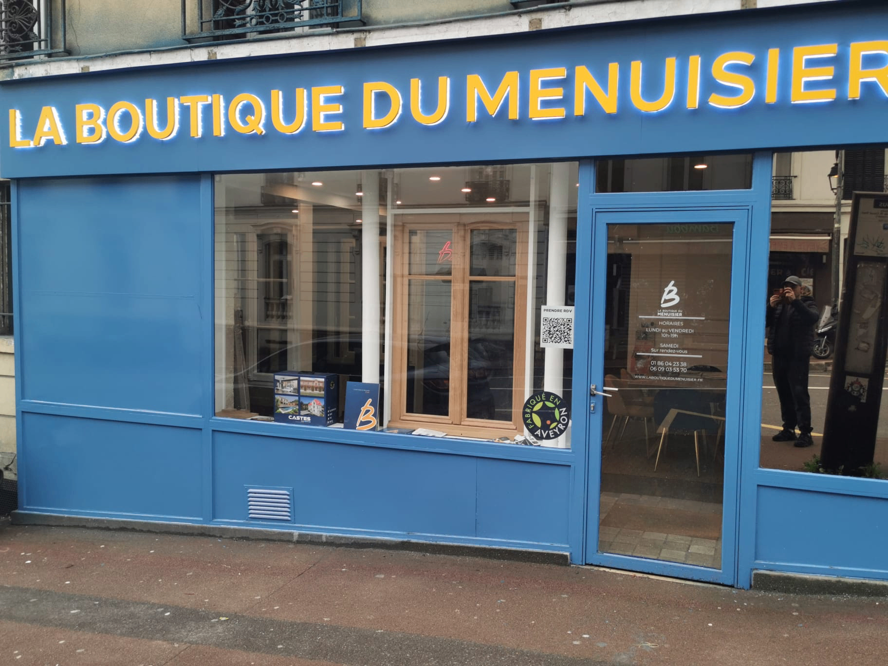 Peinture extérieur et mise en place de l'enseigne lumineuse